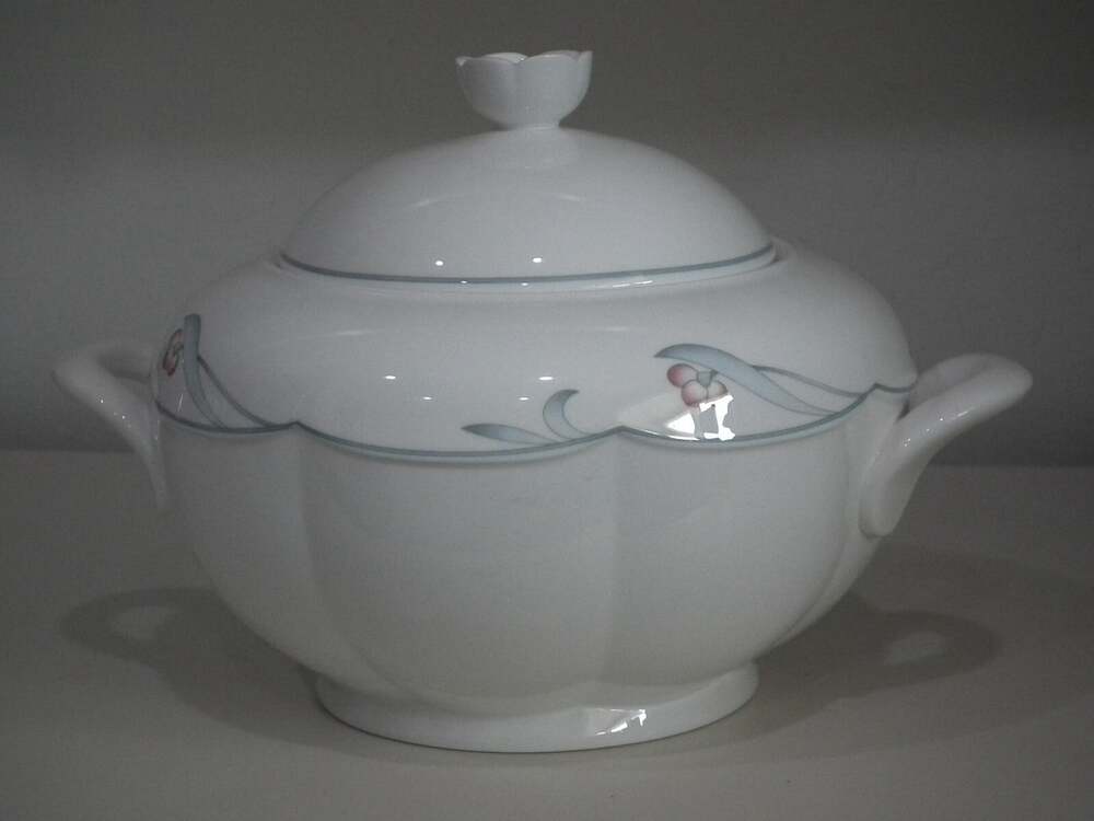 Villeroy Boch Mettlach FLORINA 8" Covered Vegetable/Serving Bowl